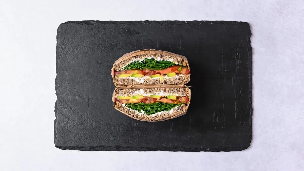 Avocado Tomaten Frischkäse Stulle