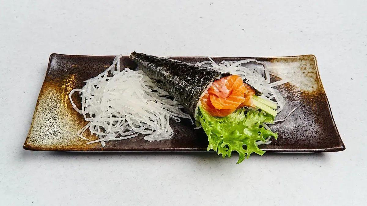 44. Sake Temaki