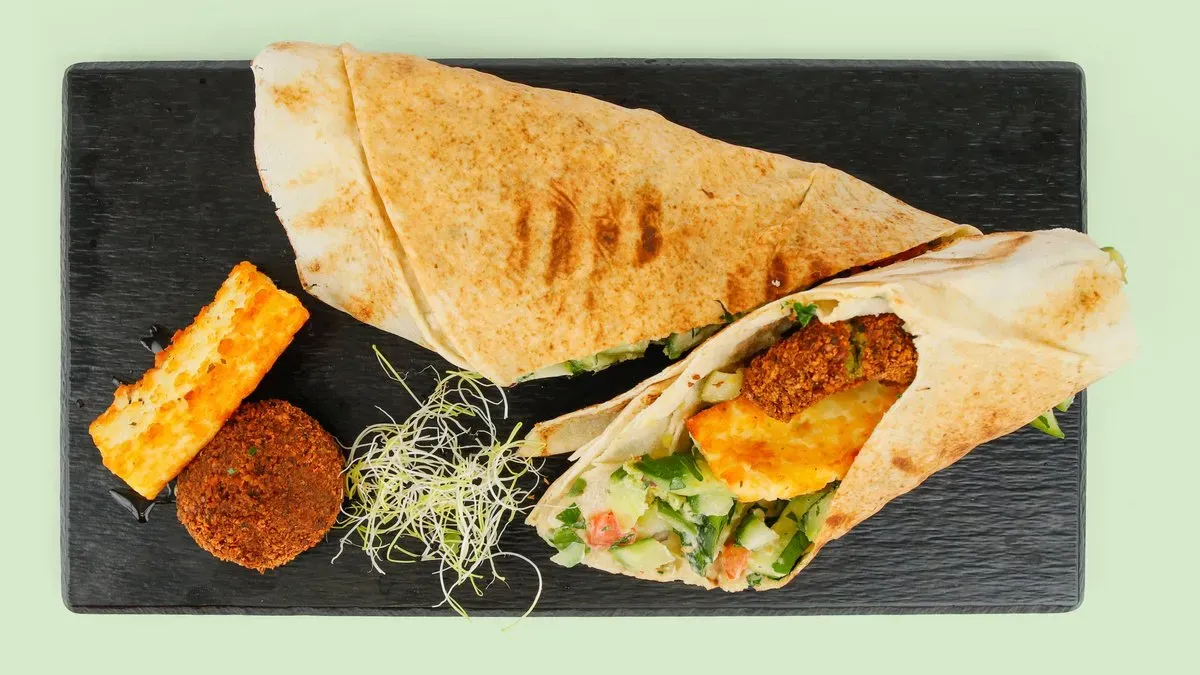 Falafel Halloumi Roll