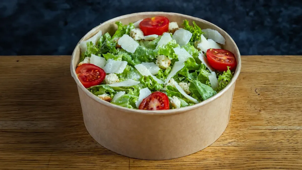 CÉZÁR SALÁTA CREAMY GARLIC ÖNTETTEL ÉS HÁZI KRUTONNAL