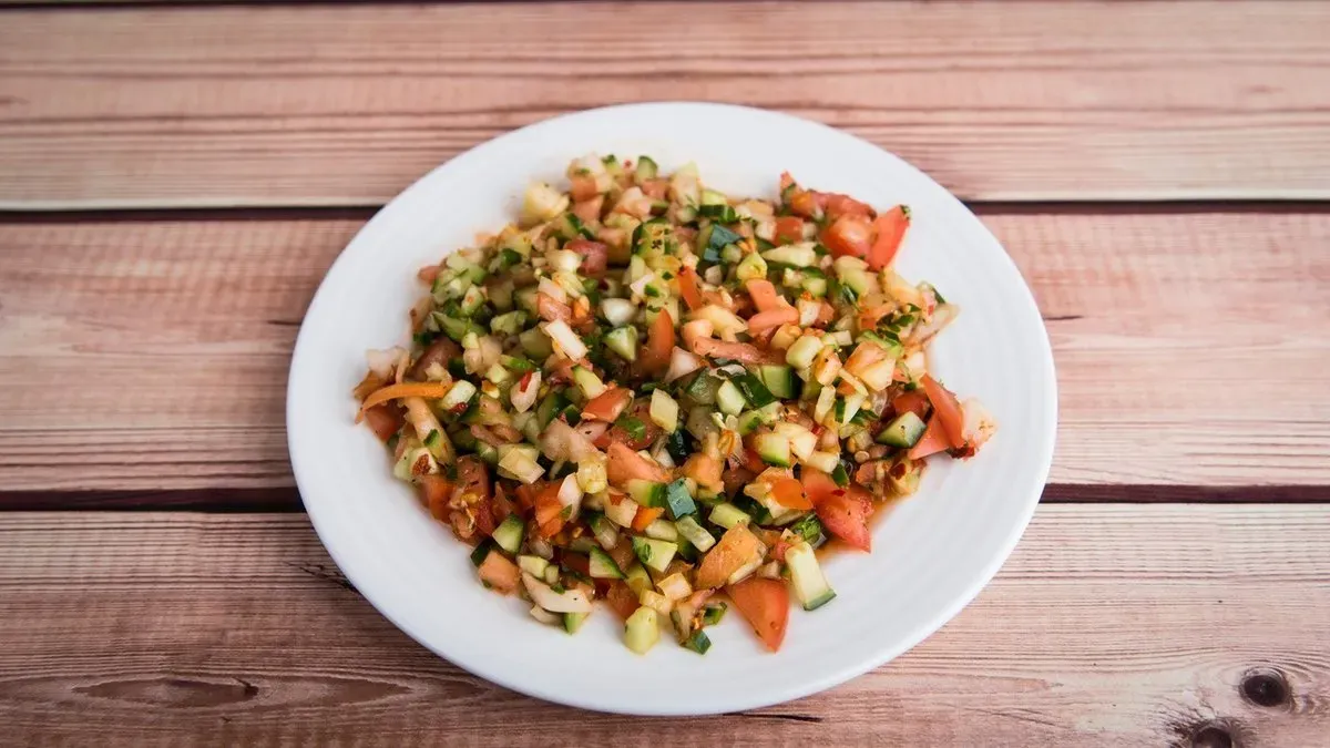 Csipös ezme salata
