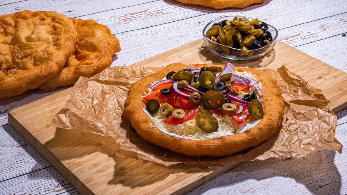 Vegán lángos zöldségekkel
