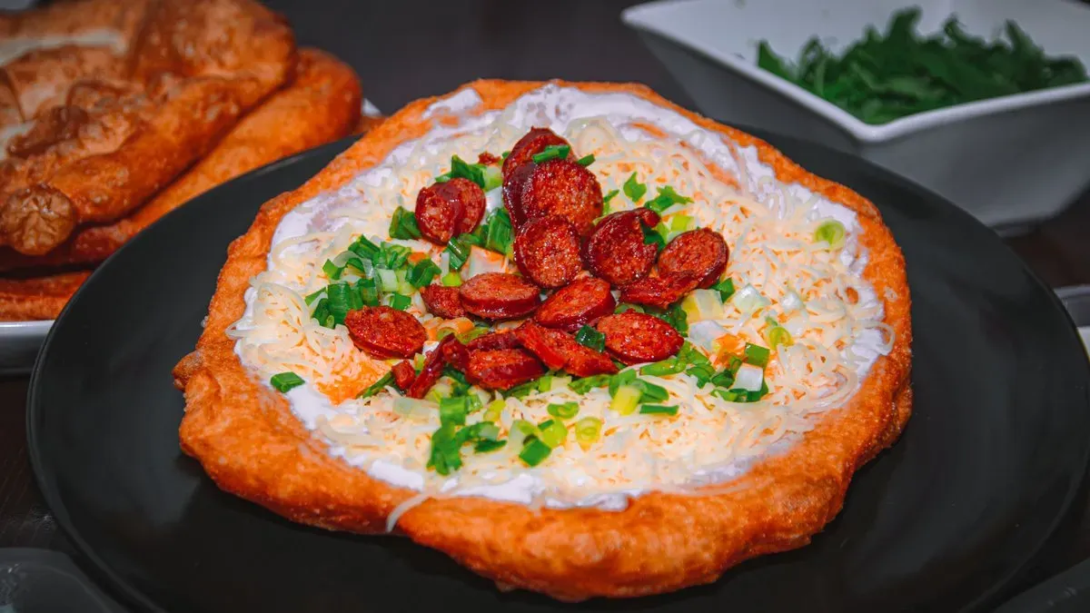 Juhtúros-Kolbászos-Újhagymás Lángos