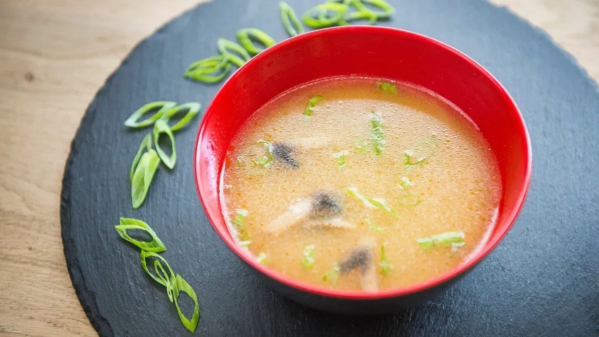 Miso leves lazaccal