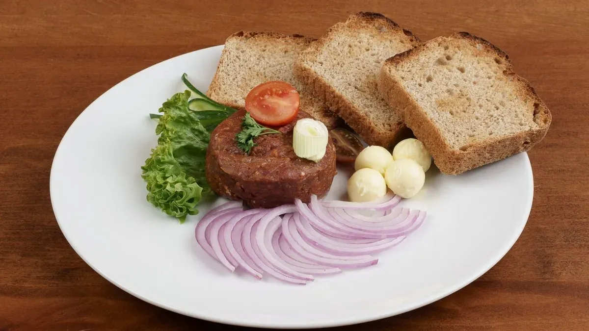 Tatár beefsteak (12 dkg) pirítóssal