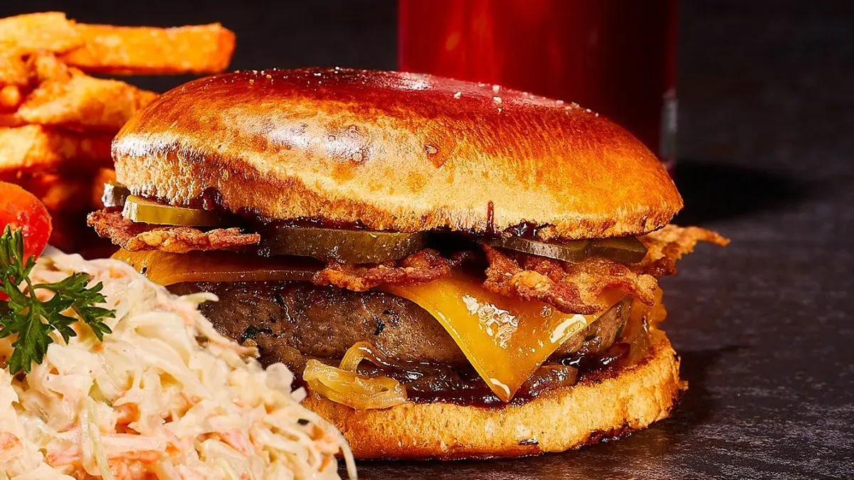 Gluténmentes Trófea Burger "B" menü, Coleslaw saláta, Coca Cola 0,33 l