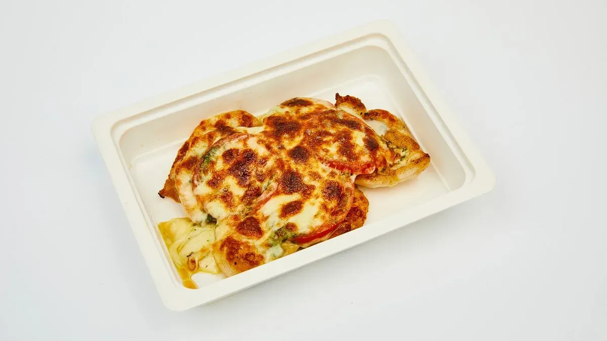 Jércemell mozzarellával, paradicsommal, csőben sütve