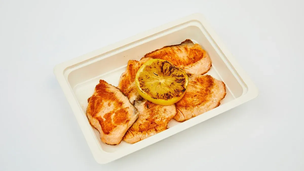 Grillezett lazac steak külön citrusos mártással