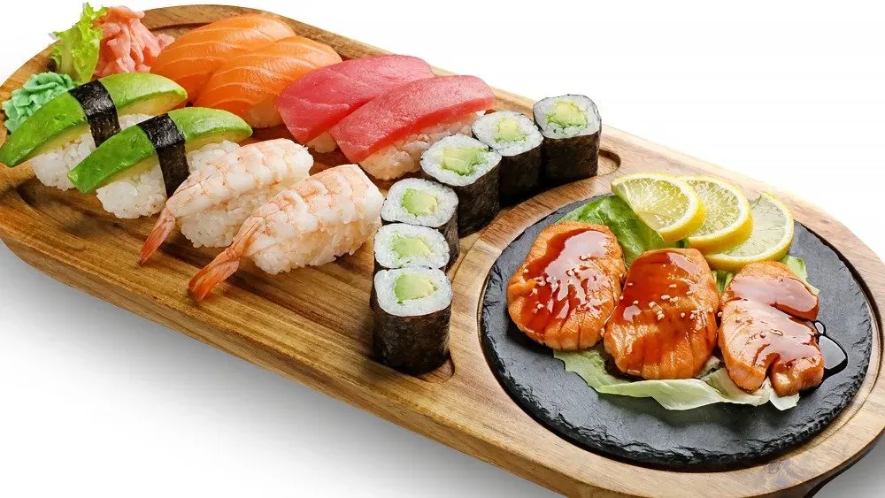 J25. Grillezett lazac sushi mix tál