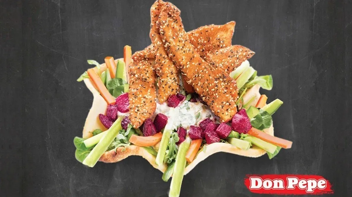 Grillezett cékla saláta szezámos bundás csírkecsíkokkal, olivás pizzakosárban