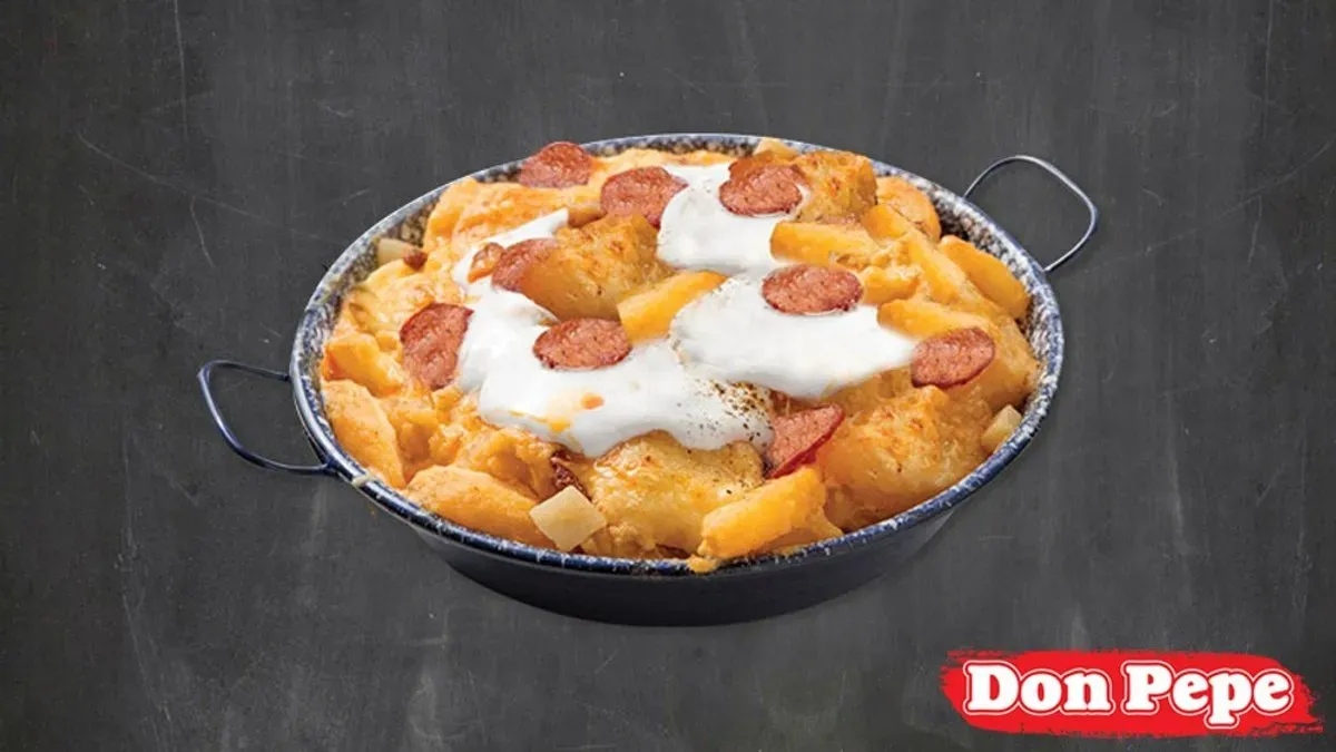 Vegán Serpenyős rakott krumpli pikáns-füstölt 'kolbásszal''