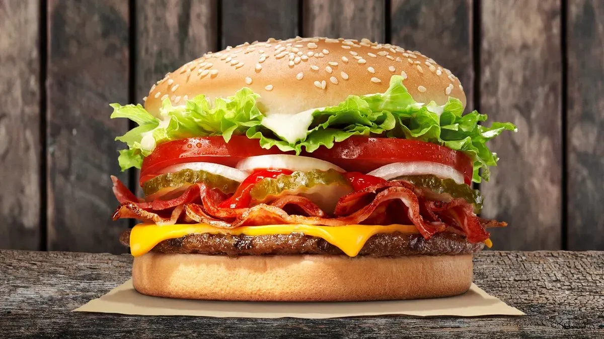 WHOPPER® Baconnel és Sajttal