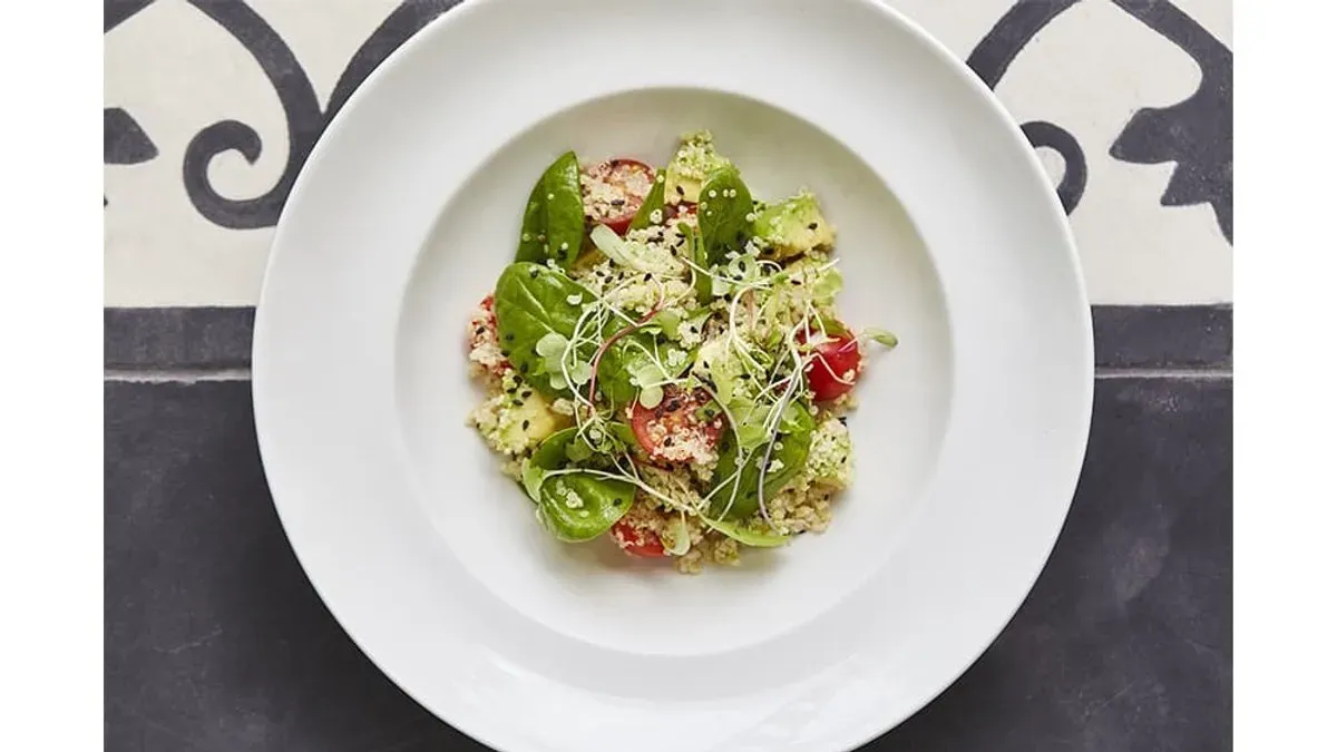 Avokádós quinoa saláta friss spenóttal, paradicsommal