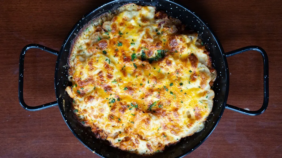 Csirkés rakott karfiol cheddar sajtos besamellel