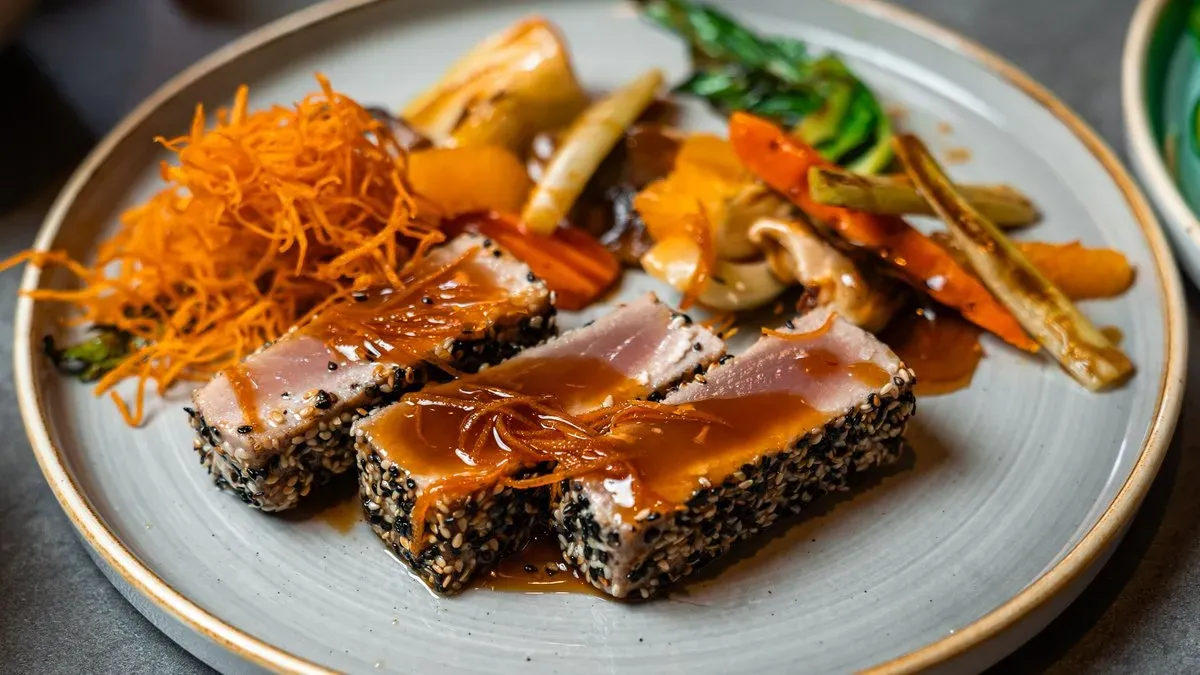 SZEZÁMMAG KÉREGBEN SÜLT TONHAL STEAK