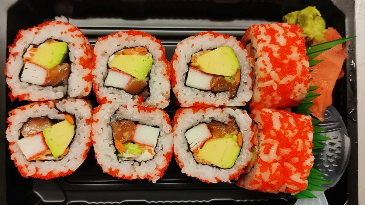 R1.Califonia roll 8db 红色鱼子反卷