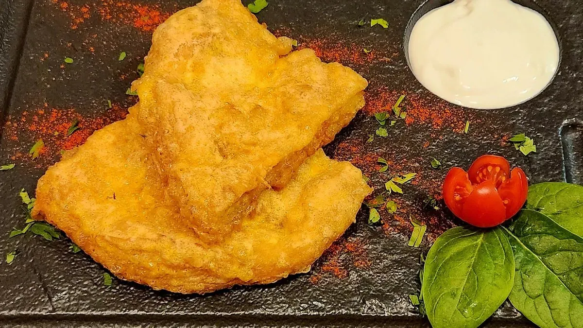Bundás lángos fokhagymás tejföllel