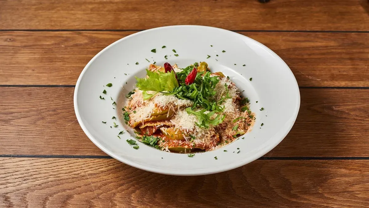 Ricottás, spenótos zöld tortellini chilis, fokhagymás paradicsomszóban V