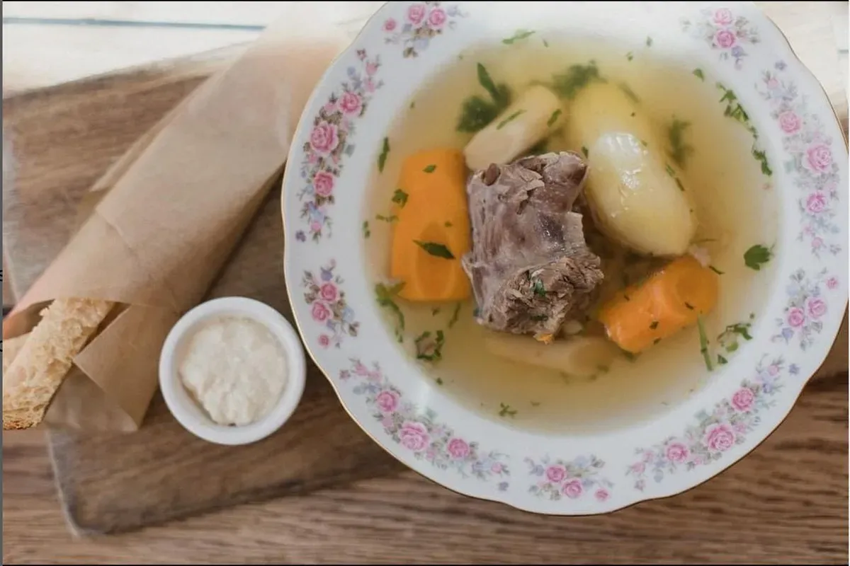 Húsleves gazdagon benne főttekkel (zöldségekkel, marhahússal)