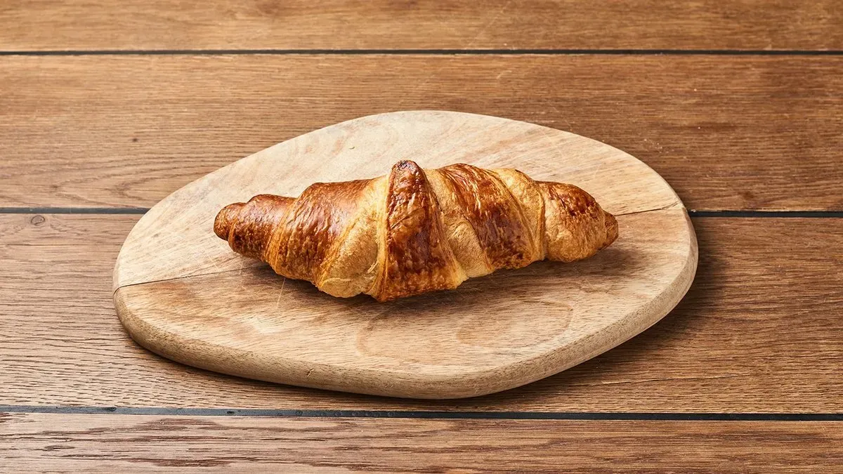 Frissen sütött croissant lekváros