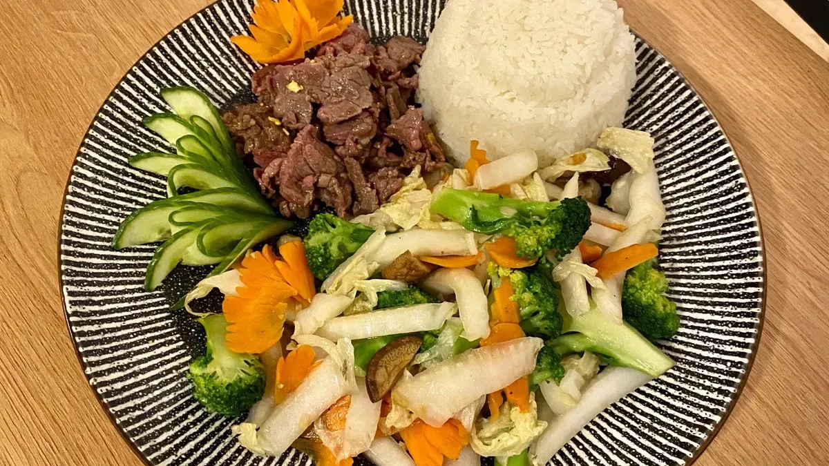 Wokban sült marhahús jázminrizzsel,zöldséggel (com trang bo xao rau)