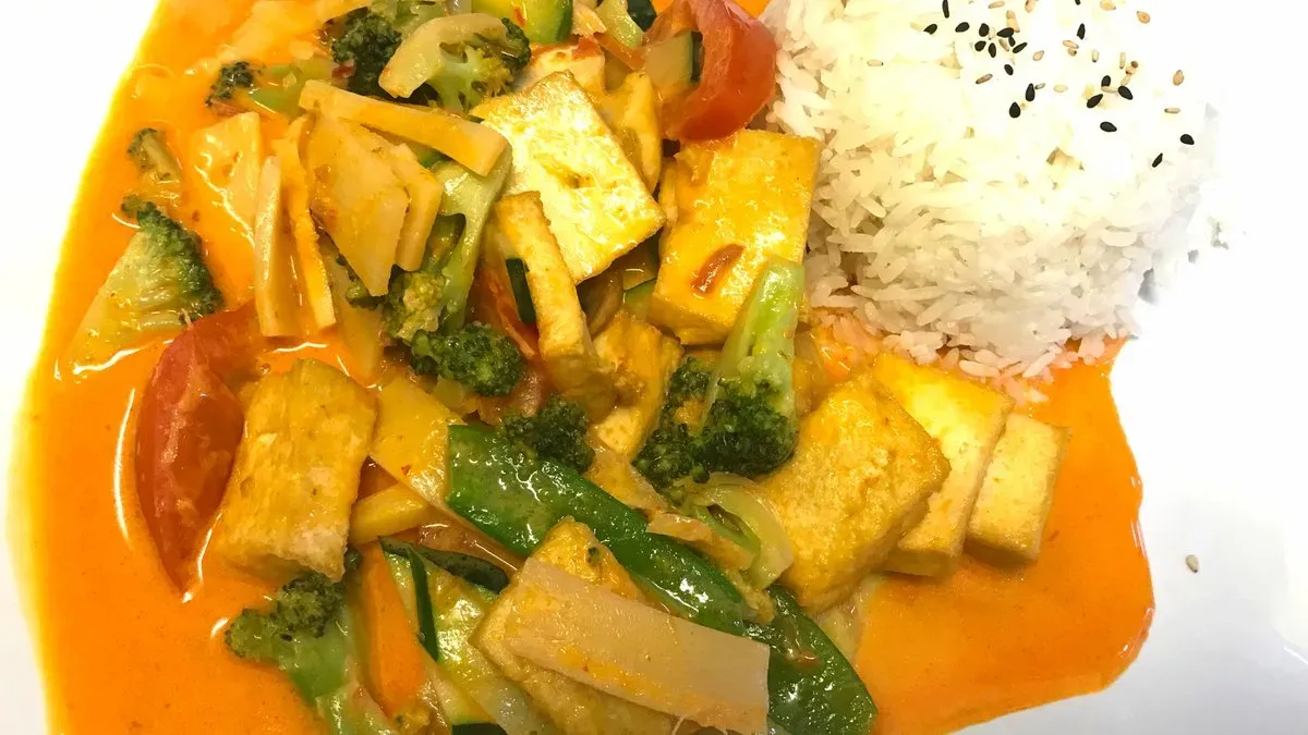 H9 Red curry tofu with vegetables with rice