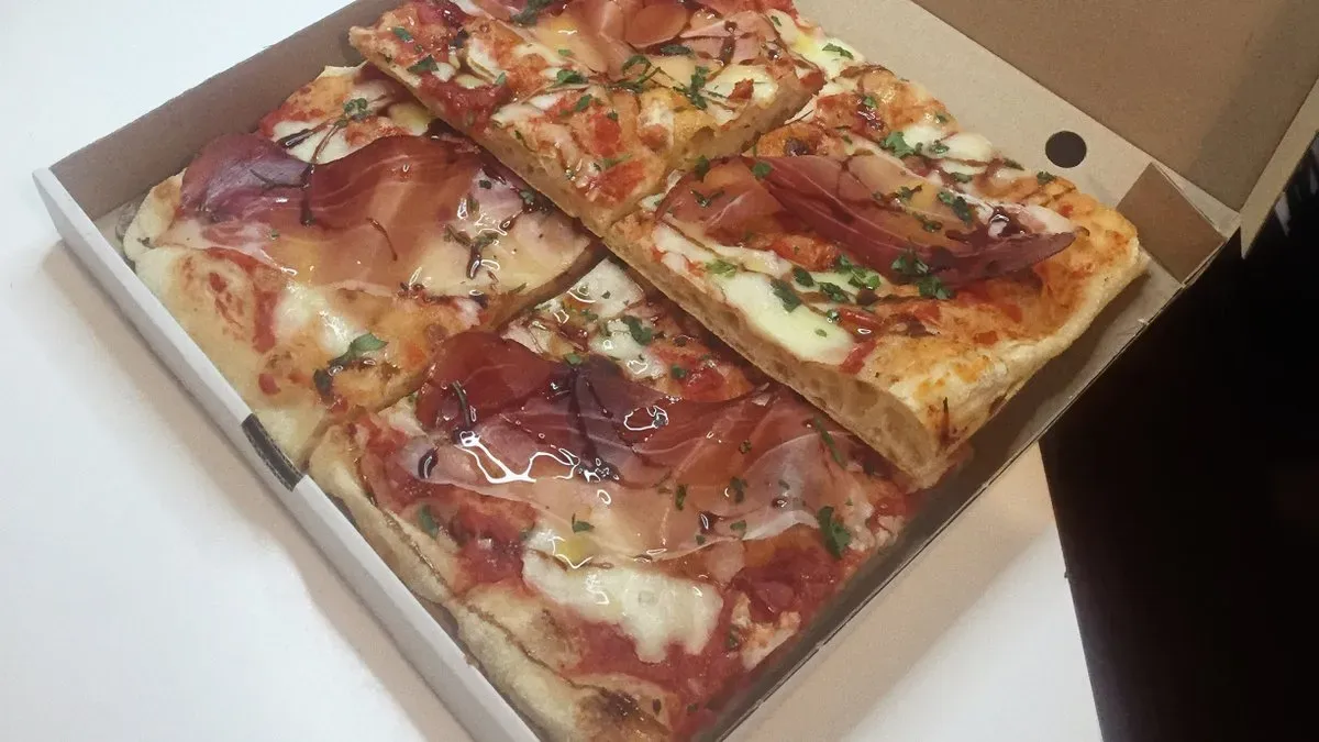 Speck e glassa di aceto balsamico Pizza