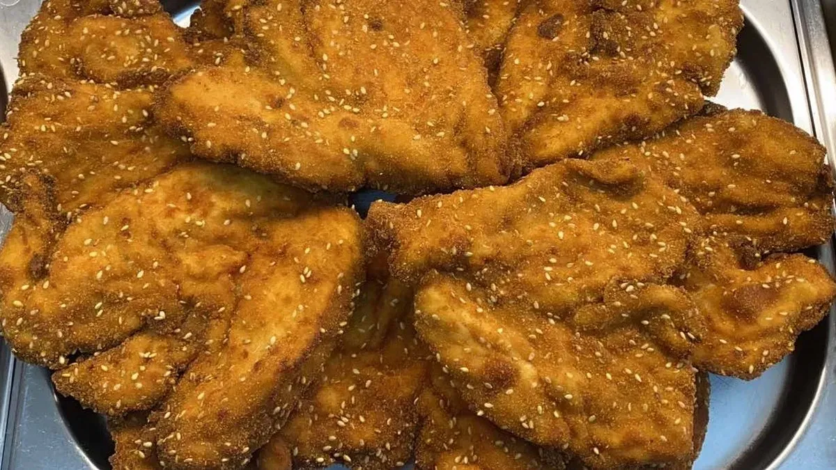 Szezámos rántott csirkemell körettel