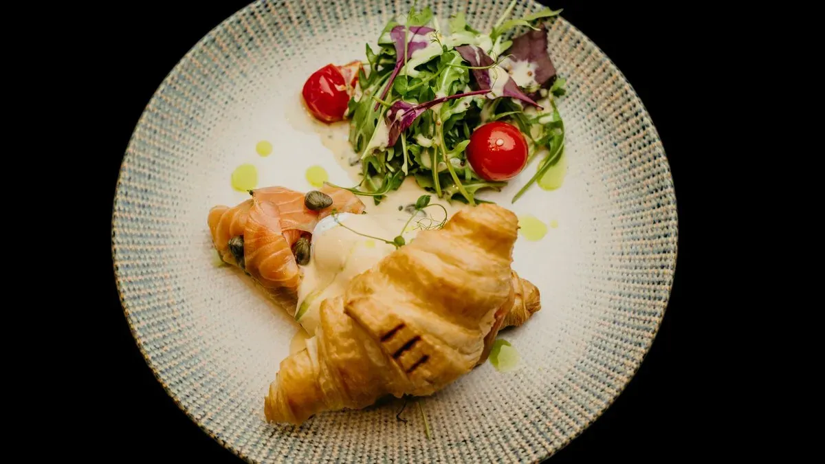 Buggyantott tojás ropogós croissanttal