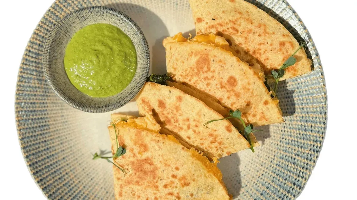 Quesadilla rántottával, sajttal és spenóttal