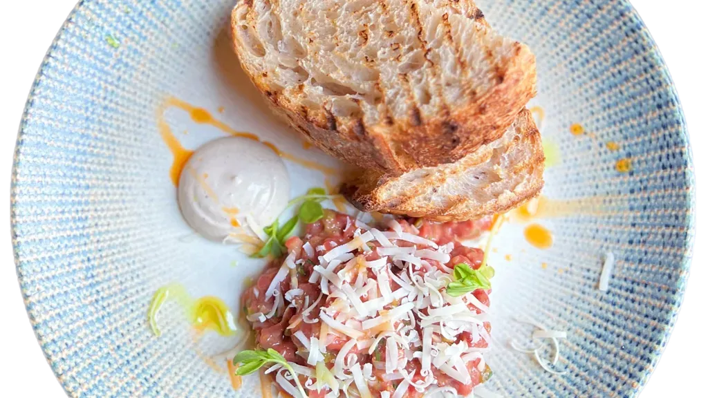 Beef tartare ropogós kenyérrel és parmezánnal
