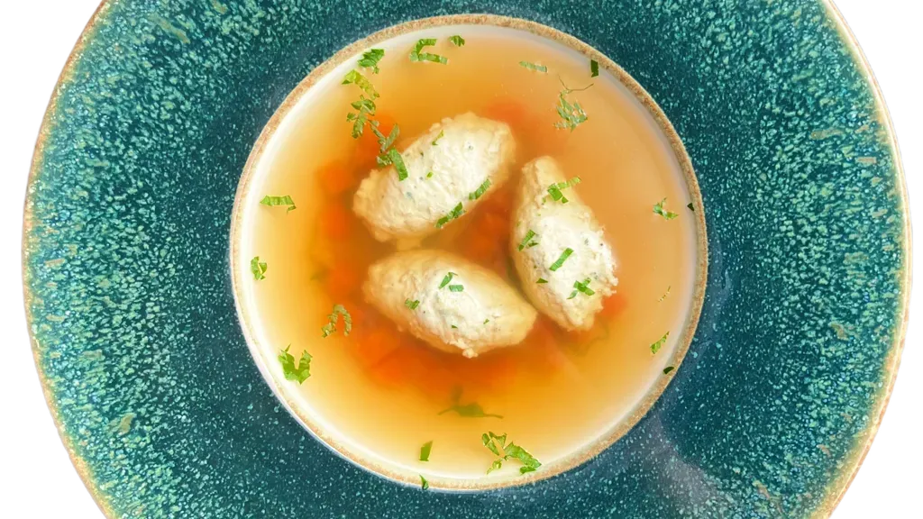 Csirke konsomme csirke quenellel, tésztával és zöldségekkel