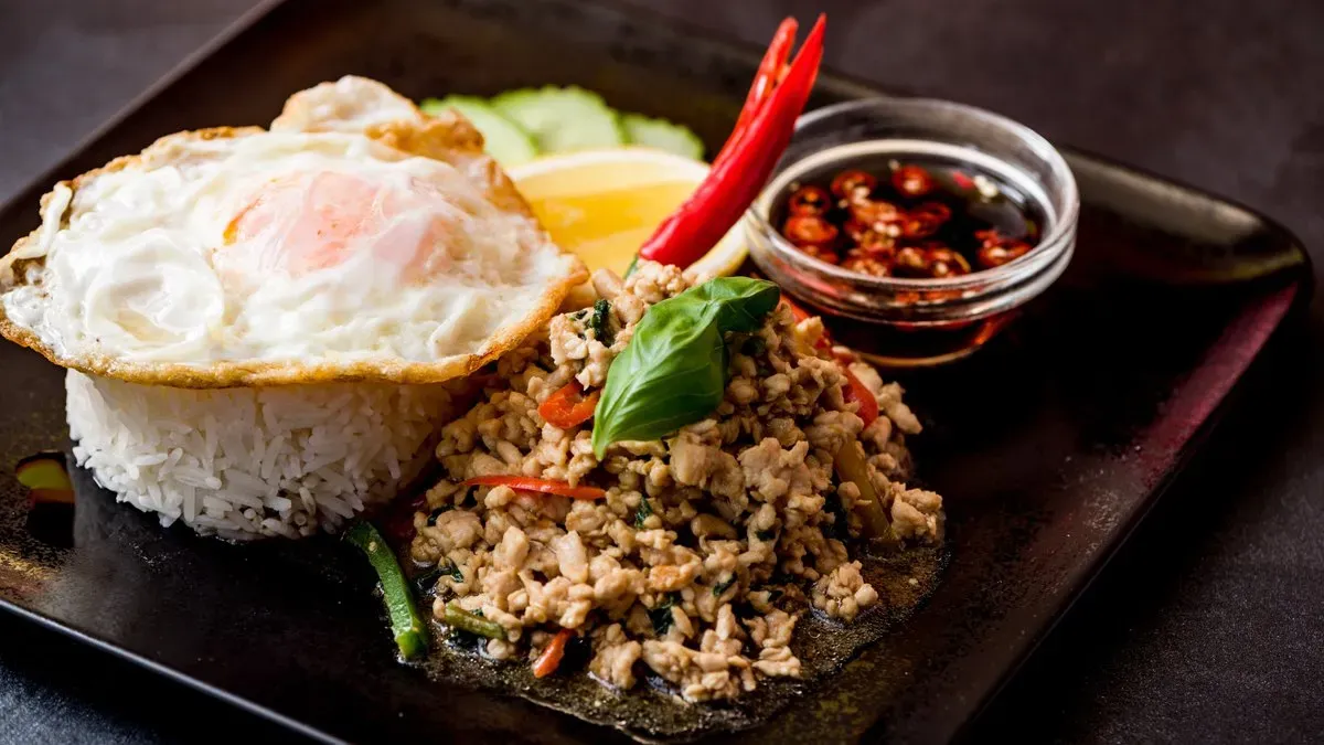 🌶Phad kra prao - Aprított húsos wok friss chilivel és friss bazsalikommal