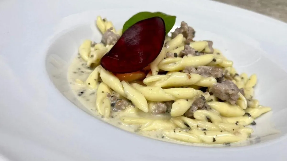 STROZZAPRETI CON SALSICCIA E SALSA TARTUFATA in crema di pecorino