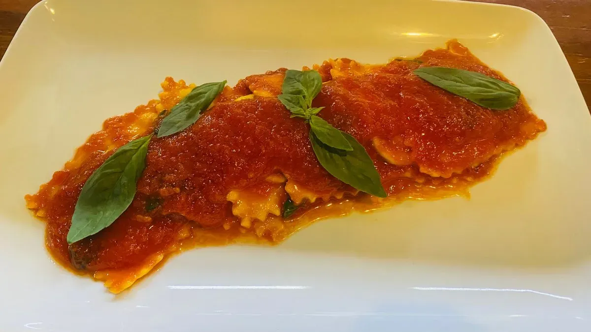 Ravioli ripieni di ricotta e spinaci con pomodoro e basilico fresco