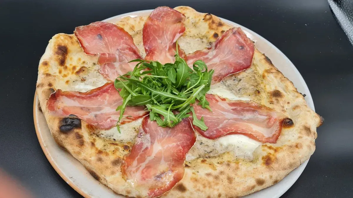 Bianca con crema di tartufo capocollo bufala e rucola