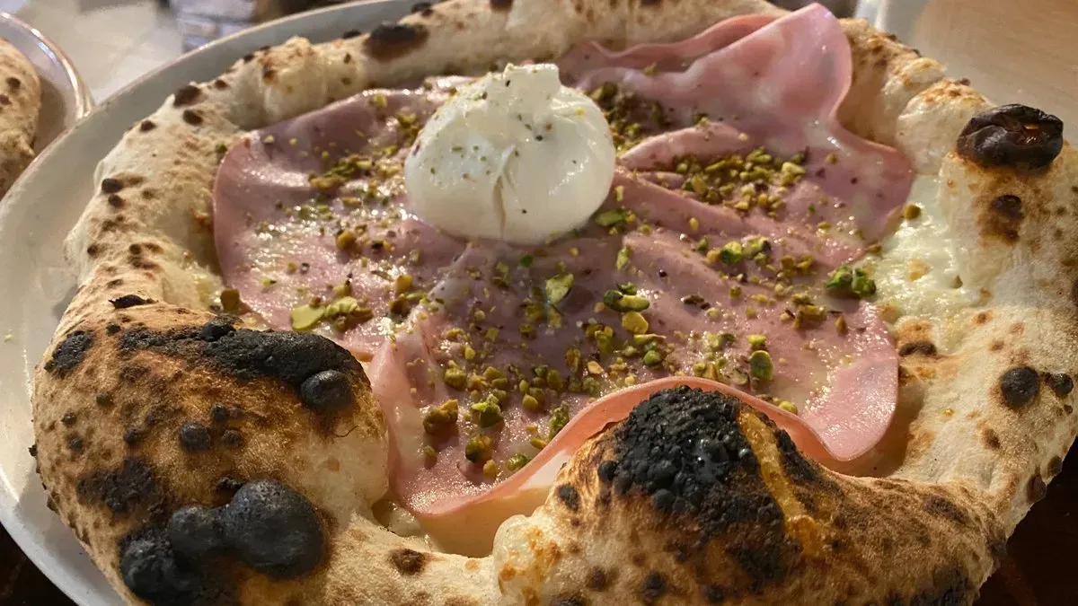 Bianca con mortadella pistacchi e bufala