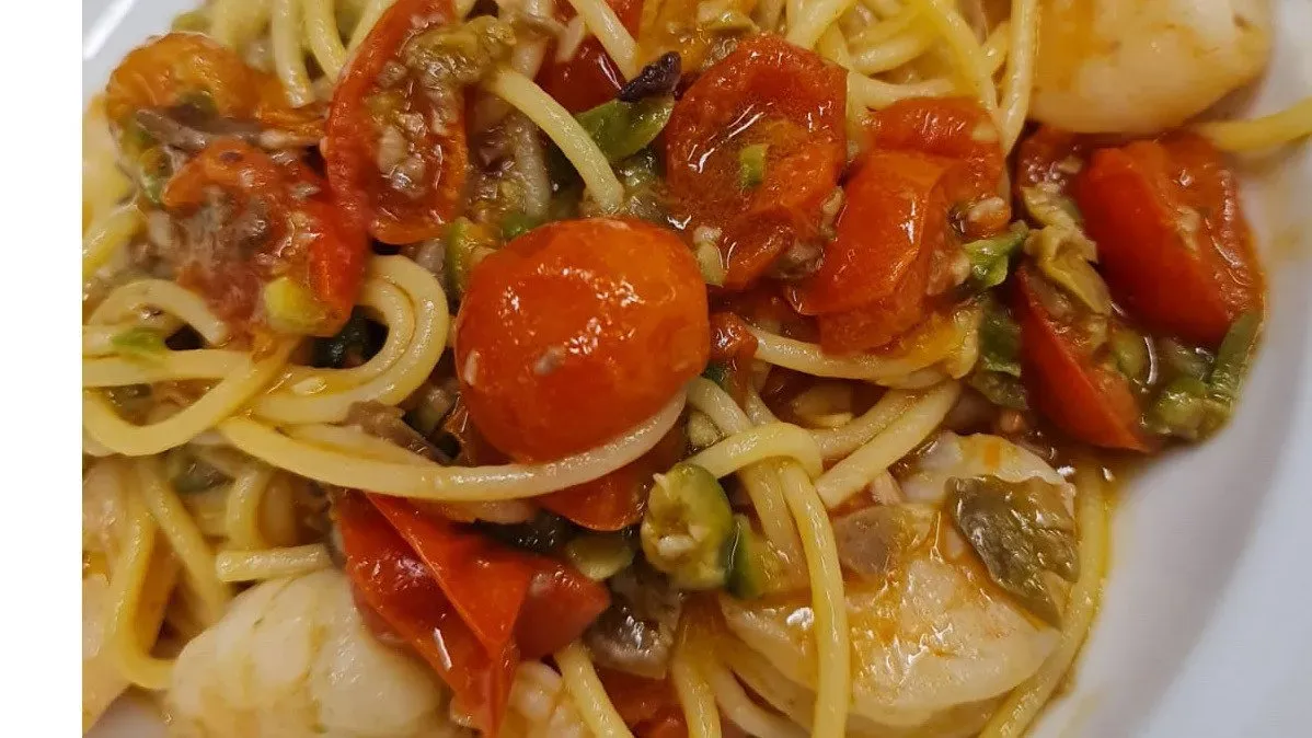 Spaghetti piccanti con gamberi e calamari olive e pomodorini