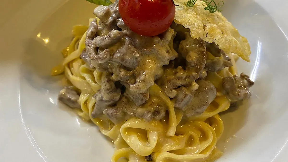 Tagliatelle con straccetti angus e crema di parmigiano
