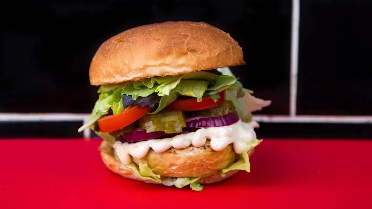 CAMAMBERT SAJTOS VEGABURGER🧀