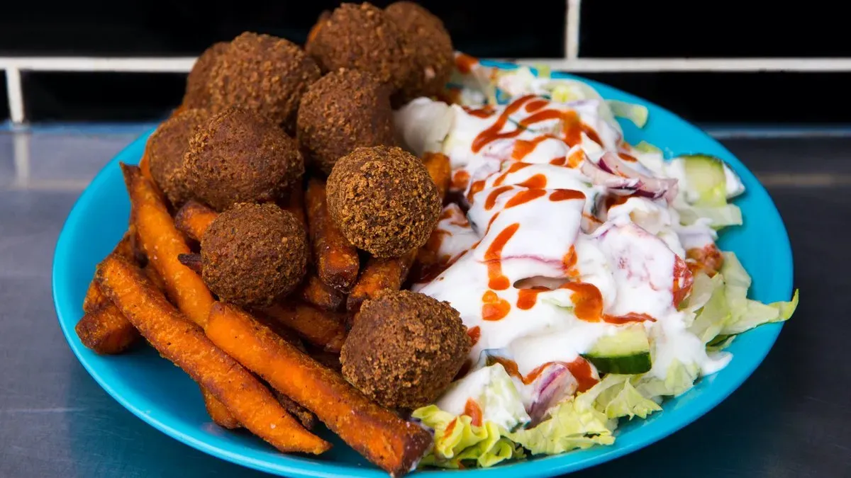 FALAFEL TÁL ÉDESBURGONYÁVAL