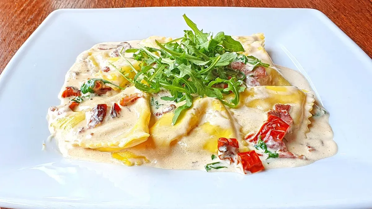 * Fazzoletti di Gorgonzola e Noci con petto d’Anatra affumicato e salsa al Mascarp