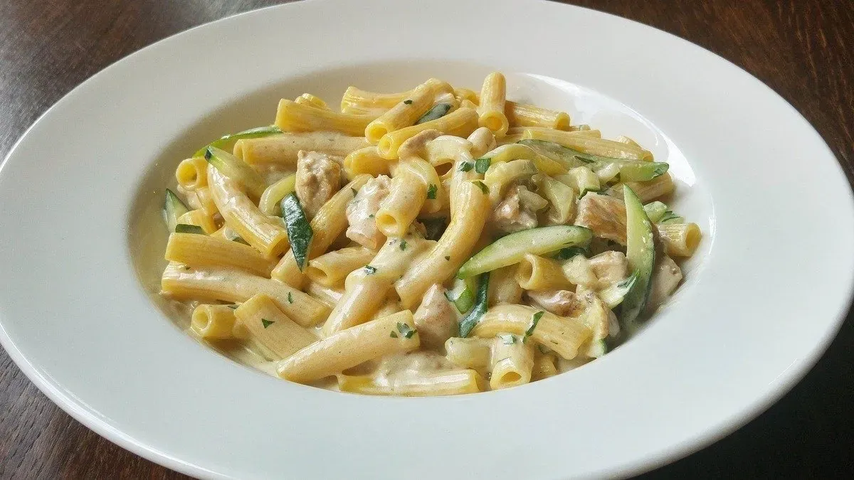 Házi Maccheroncini cukkinivel és csirkemell kockákkal mascarpone szószban