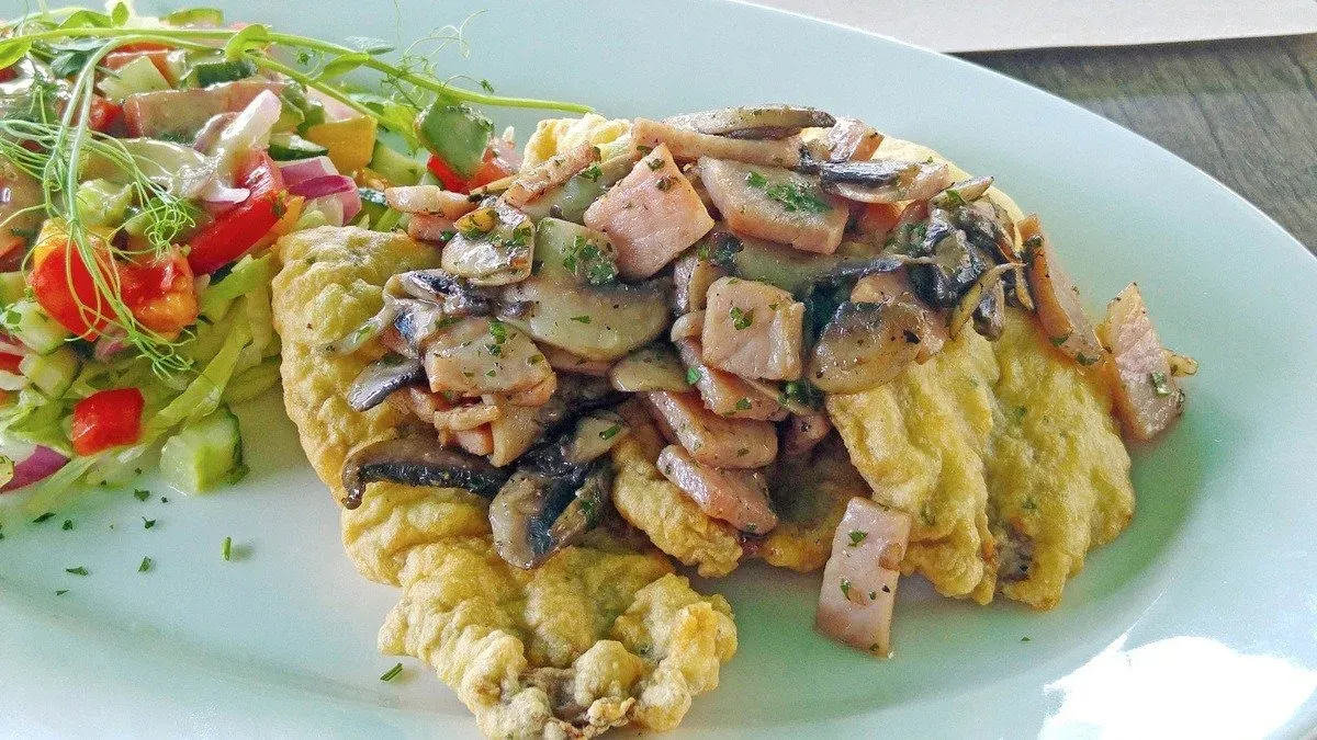 Piccata di Vitello panata al Parmigiano con Funghi e Prosciutto saltati