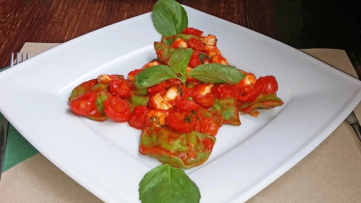 * Mezzelune di Magro con Pomodorini, Mozzarelline e Basilico