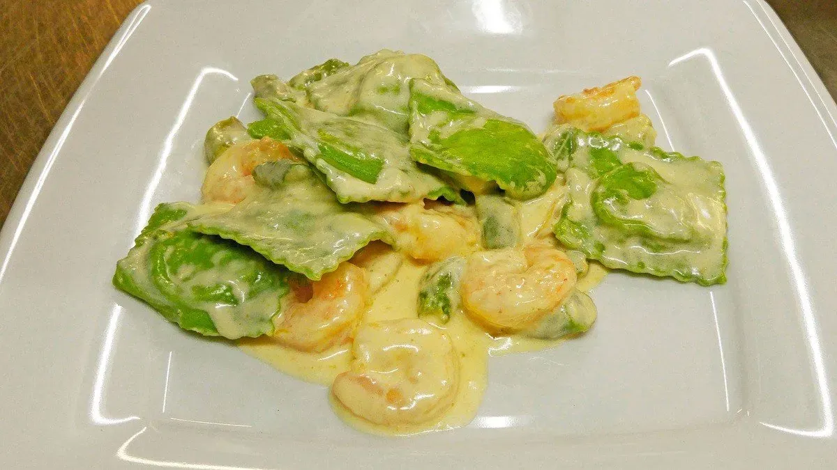 * Ravioli Verdi di Salmone con Asparagi, Gamberetti e Mascarpone