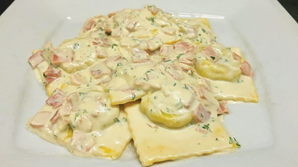 * Ravioli di Carne con Panna e Prosciutto