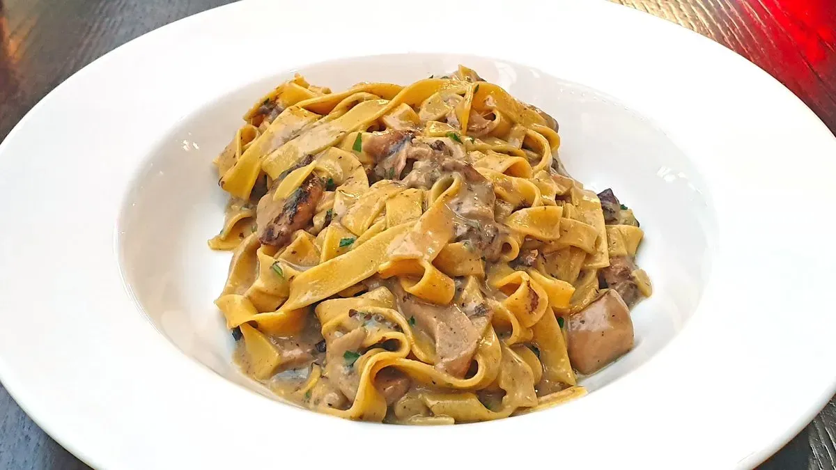 Házi Tagliatelle szélesmetélt vargánya gombás szósszal