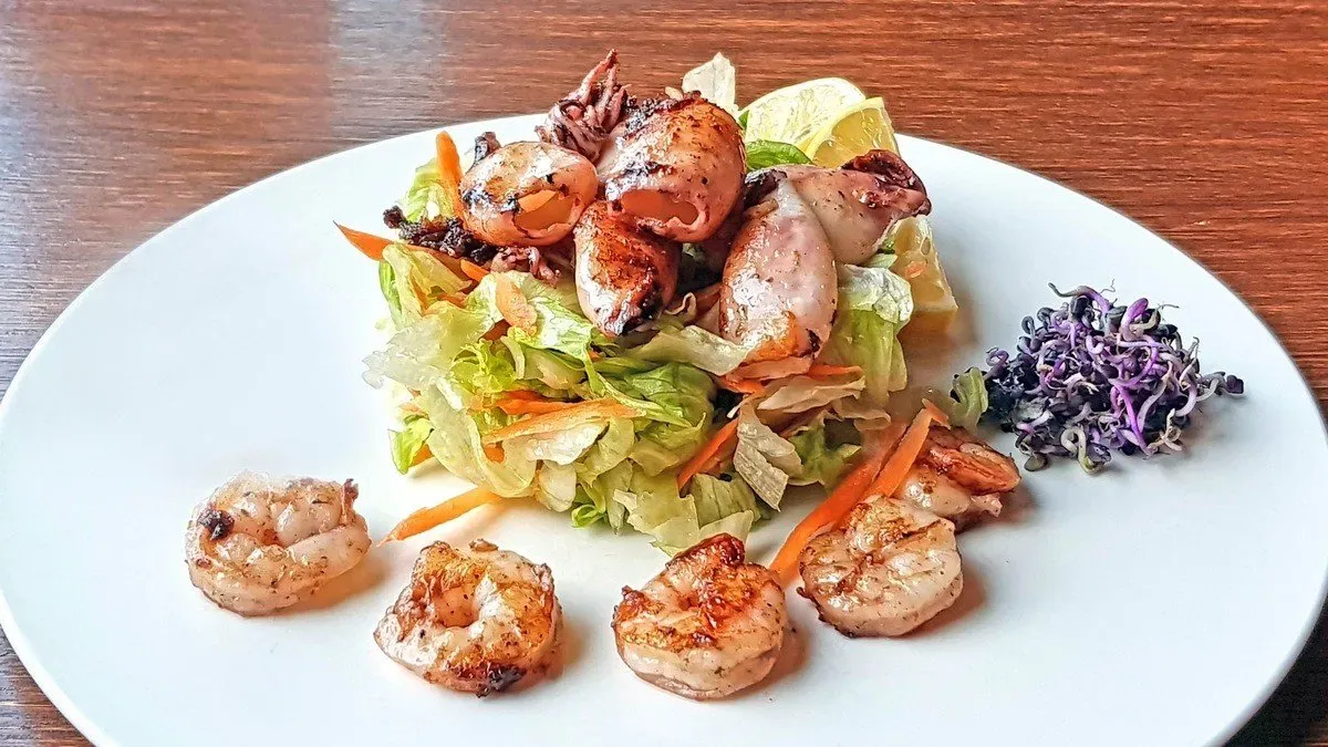 * Grillezett tintahal és garnélarák saláta