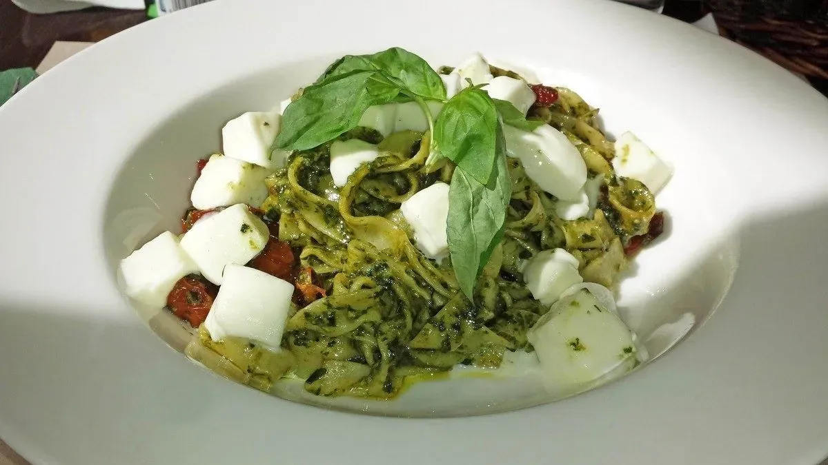 Házi Tagliatelle pestóval, szárított paradicsommal és bivalymozzarellával